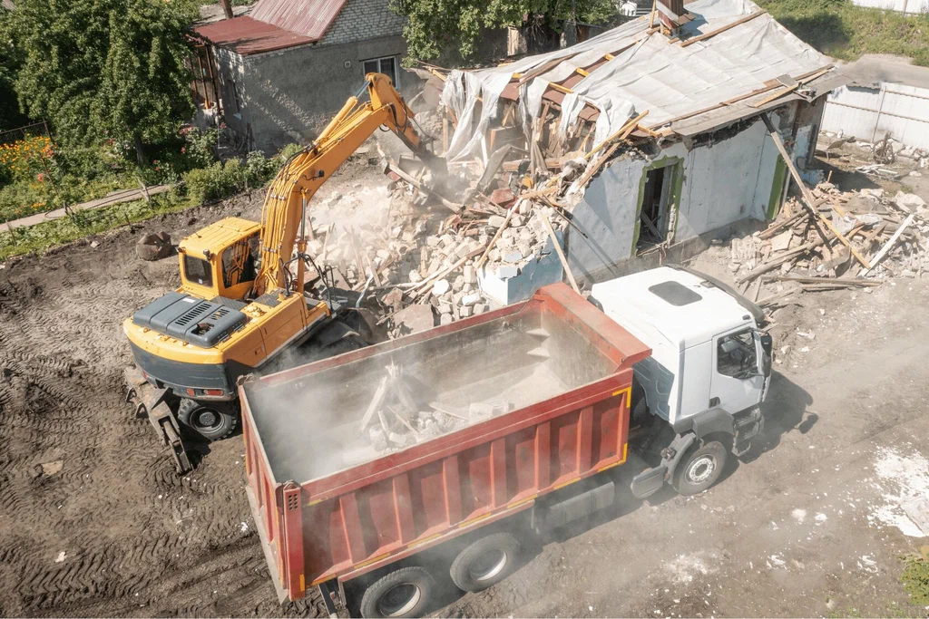 Вывоз мусора после сноса зданий с выездом в Богородицке в октябре