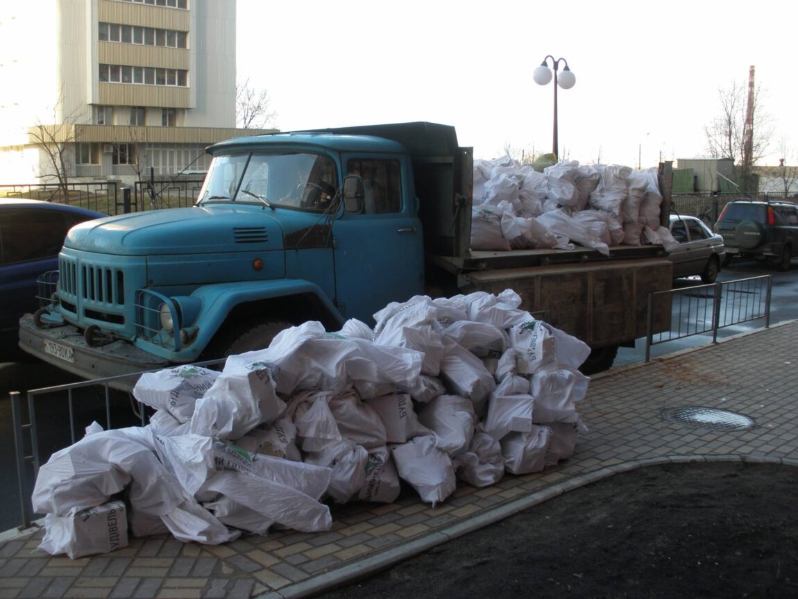 Вывоз мусора ЗИЛом в Богородицке от ПроМусор: аренда самосвала ЗИЛ от 2404 руб