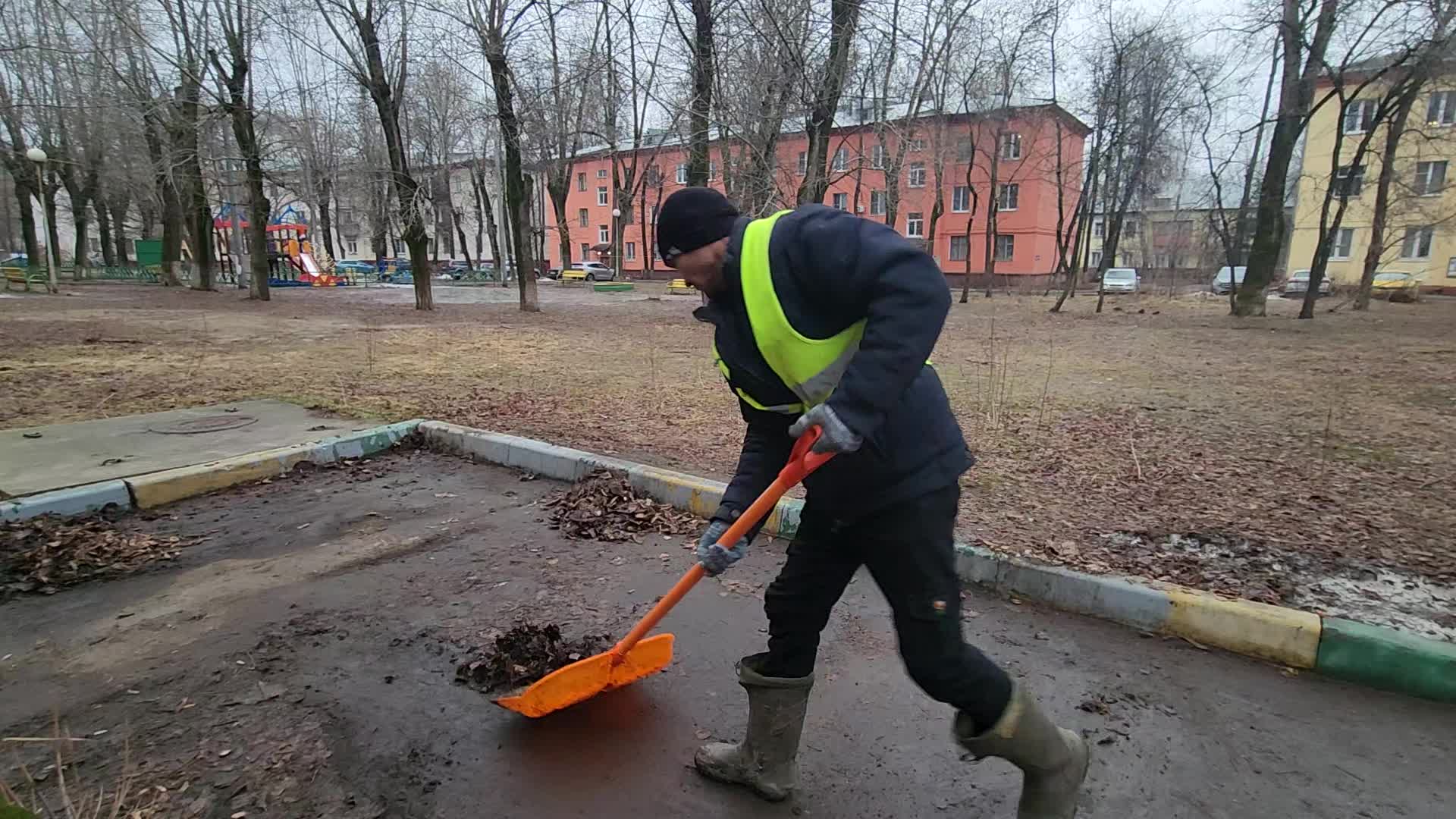 Уборка территорий в Богородицке в октябре