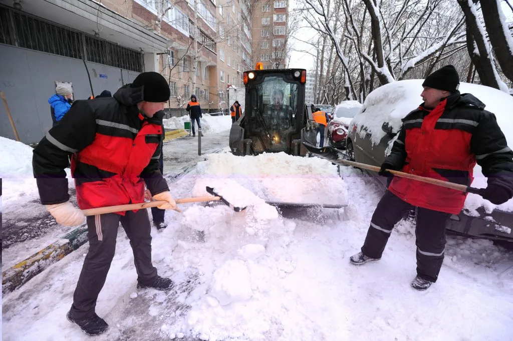 Очистка дворов от снега с гарантией результата в Богородицке в октябре