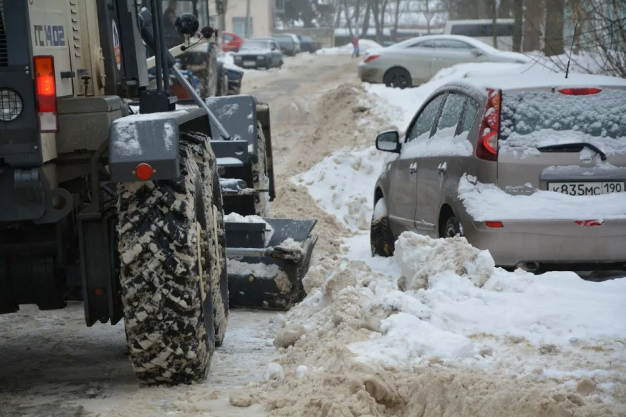 Уборка снега на парковках в Богородицке в октябре